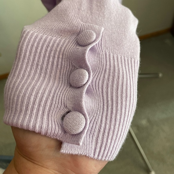 Light Purple scoop neck Banana Republic Sweater size Medium - Picture 2 of 5